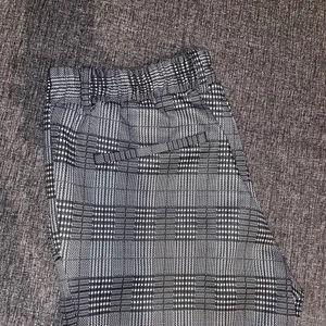 only&sons byxor stl.M - Grå och rutiga tyg/kostymbyxor i stretchigt material av märket only&sons. Storlek M, jag är 180 cm lång och bär vanligtvis M/L. Köpta för ca. 450:- från Zalando i oktober 2019. Byxorna är använda fram tills för ett år sedan, de är i mycket bra skick och inga synliga tecken på användning finns. Skriv till mig vid frågor/fler bilder. Köparen står för frakt