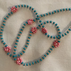 Halsband blommor - Handgjort halsband med blommor, 43,5 cm långt. Köparen står för frakten, 12kr. Samfraktar vid köp av flera smycken.