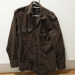 Corduroy skjorta - Brun corduroy skjorta med fickor på bröstet. Bruna knappar som detalj. Väldigt fin guldkorn som jag hittade i min skolas textilsal