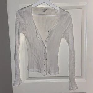 En vit tröja - En basic vit tröja, som aldrig har kommit till användning! Är i storlek S #tröja