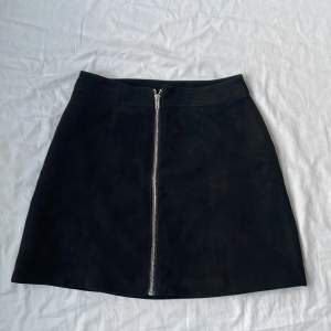 Svart kjol jag använt en gång, tror inte den säljs längre. Dragkedja på framsidan :) Vill man inte ha spårbar frakt går det att ordna 👍
