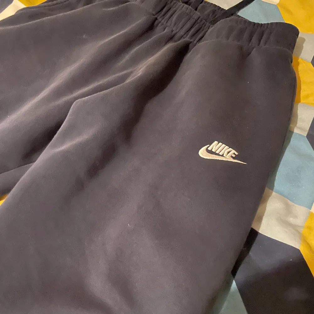 Nike navy blåa byxor säljs för 200 inköpta för 388kr på zalando storlek S bra skick. Jeans & Byxor.