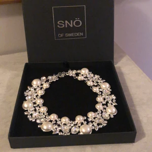 Snö of Sweden halsband nytt - Fantastiskt halsband från Snö of Sweden. Helt nytt i kartong. Fin julklapp eller perfekt till julfesten 😍🥳