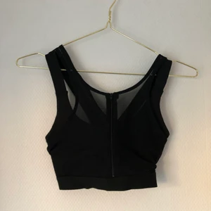 Sportbh Nelly  - Sportbh/topp från Nly sport. Storlek Small. Är nog använd 2-3 gånger bara.