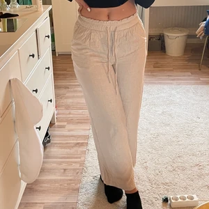 Linnebyxor - Såå fina linnebyxor från Hm💖 Använda men i fint skick! Säljer då jag tkr de är för korta på mig som är 175. 