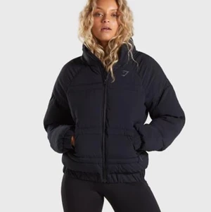 Vinterjacka från gymshark  - Super varm och skönt ”puff jacka” från gymshark. Inköpt förra vintern och sparsamt använd☺️ nypris 800kr