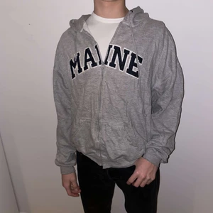 Vintage college tröja - Sjukt snygg vintage tröja, väldigt bra skick. Han på bilden är 180 cm och bär vanligtvis storlek M