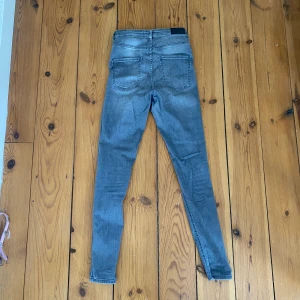 Jeans från Gina tricot  - Gråa jeans från Gina Tricot strl 38 i superfint skick. Passar mig som är 170 lång och har storlek 38 i byxor. Rökfritt hem. 