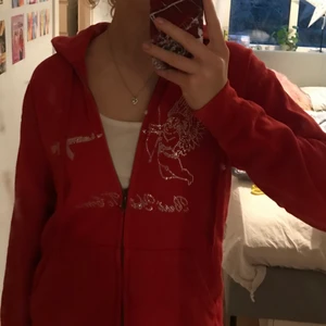 Best yet to come tröja - Röd best yet to come hoodie med dragkedja💗Angel och Ak47 tryck i rhinestones✨Köpt på deras hemsida för 600kr💫Rödare i verkligheten💕 Budgivning avslutas 10/12 kl. 17:00