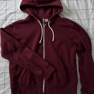 Hoodie  - Röd luvtröja med dragkedja och vita snören 