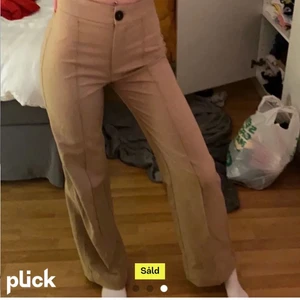 Begia kostymbyxor - Beiga kostymbyxor från bershka. Dom satt lite stort på mig så kommer tyvärr inte använda dom, det är lånade bilder och köparen står för frakt❤️