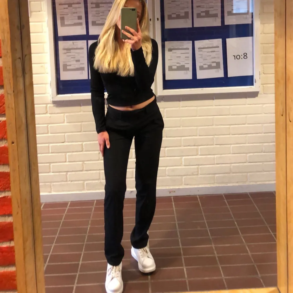 Såå fina kostymbyxor med låg midja som jag köpt second hand, det står inget märke eller storlek i dem. Men de passar mig som har XS/S i byxor och är 163cm lång💗. Jeans & Byxor.