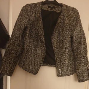 Höst/vår jacka - Grå/svart jacka, säkjs pågrund av ej kommer till andvändning, är i bra skick, pris kan alltid diskuteras, frakt tillkommer