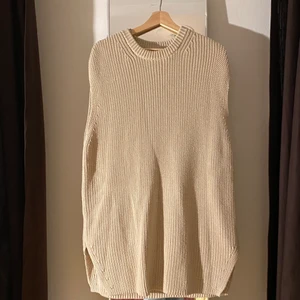 Arket stickad väst - Stickad väst från Arket använd en gång. Oversized, passar XS-L beroende på fit. Köpare står för frakt.