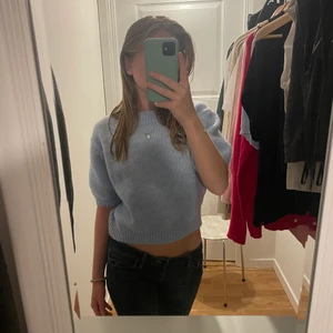 Stickad tröja - As najs ljusblå stickad kortärmad tröja från zara! Ärmarna är lite puffiga. Säljer då den nt kommer till användning och den är i fint skick. Köparen står för frakt💙💙