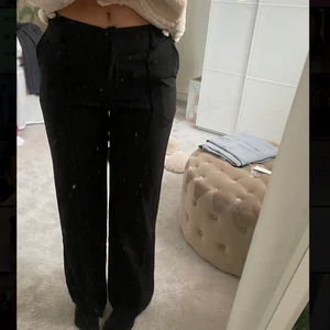 Kostymbyxor  - !!de svarta e sålda!!Venderbys byxor, de e i strl L men sitter som M, är 175, endast testade. Frakten är ej inräknad i priset.