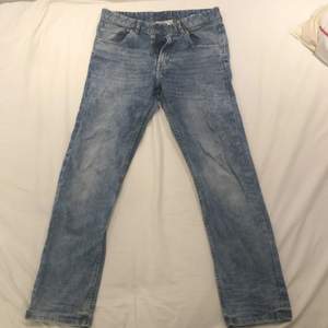 Fina oskadda jeans från H&M i storlek EUR 170. Köpta för ca 6-7 år sedan. Mycket bra skick men en liten färgfläck på framsidan. Säljer på grund av att de blivit för små. Från början en killmodell men bör funka för alla😁