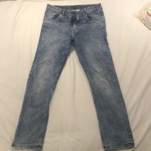Tapered Jeans H&M Strl. 170 - Fina oskadda jeans från H&M i storlek EUR 170. Köpta för ca 6-7 år sedan. Mycket bra skick men en liten färgfläck på framsidan. Säljer på grund av att de blivit för små. Från början en killmodell men bör funka för alla😁