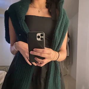 Grön stickad tröja  - Grön stickad tröja från Bikbok med långa ärmar, perfekt med klänning under