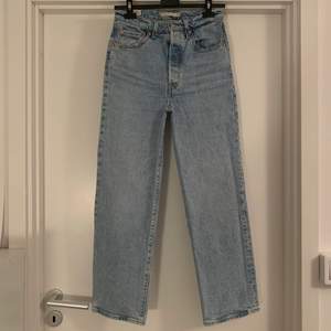 Levi’s jeans i modell ”ribcage straight”! Strl 27. Har älskat jättelänge men är tyvärr för små för mig nu. Skriv gärna för fler bilder :) Köparen står för frakten annars kan jag mötas upp i Göteborg! 💕