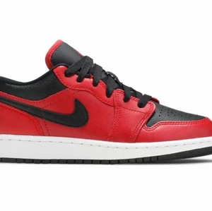 Jordan - Air Jordan 1 Low GS, nästan aldrig använda! Kan fraktas för 66 kr eller mötas upp i Stockholm. 