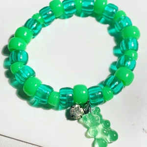 Armband nalle  - Grönt handgjort elastiskt pärlarmband med nalle och strass-Sten . 