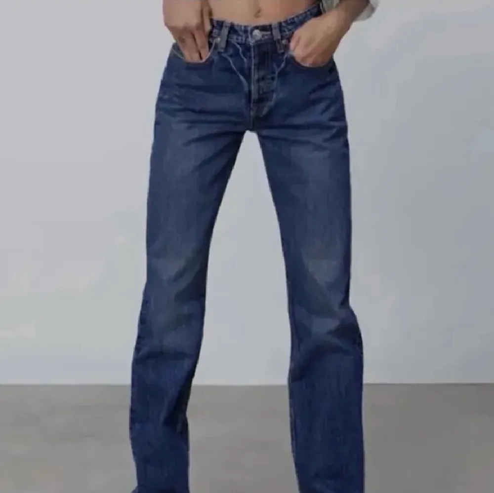 Jag säljer mina populära mid Rise jeans från zara. FRAKT INRÄKNAT I PRISET! . Jeans & Byxor.
