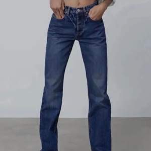 Jag säljer mina populära mid Rise jeans från zara. FRAKT INRÄKNAT I PRISET! 