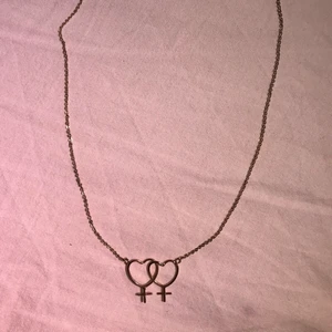 Halsband  - Säljer detta jättefina halsband i guld. Knappt använt och i bra skick:)