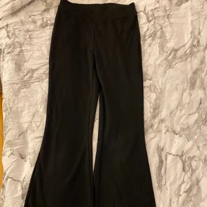 Gina bootcut byxor  - Svarta Gina ”tights” med utsvängda ben. Jätte sköna!