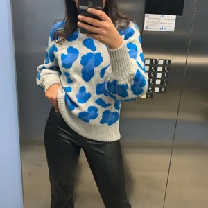 Stickad tröja - Säljer denna stickade tröja, passar xs/s. Perfekt till vinter