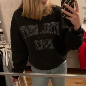 Sweatshirt  - Sweatshirt från Gina, användt den mycket men bra skick för att ha används så mycket, strl S❤️