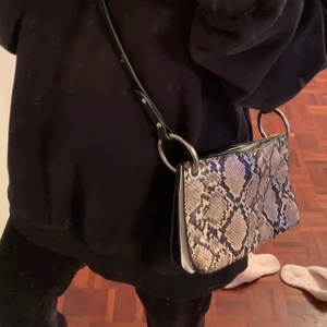 Väska  - Snygg och användbar vöska från zara med 3 olika fack att lägga saker i🤎🤎 knappt använd 💖