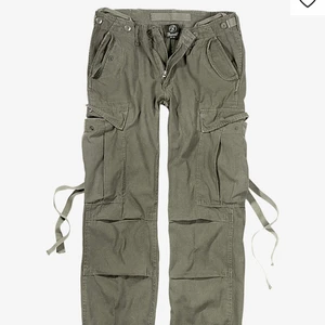 Brandit cargopants - Supersnygga lowrise cargopants i färgen olive som säljer slut fort. Sitter inte riktigt som jag vill på mig så jag säljer vidare dessa till någon som får bättre användning för dom! (Är förövrigt 168 cm och dom går till fötterna på mig för referens) PS. Köpare står för frakt .DS