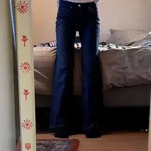 Mörkblåa high rise bootcut jeans från H&M! Endast använda 2-3 gånger och är i mycket bra skick. Bara att höra av sig om du vill ha fler bilder, diskutera pris osv! Betalning via Swish!😌