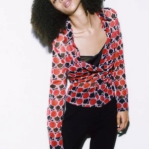 Zara blus 36  - Jättefin och oanvänd blus. Endast provad men har tyvärr tagit bort prislappen, köparen står för frakt! Nypris 399