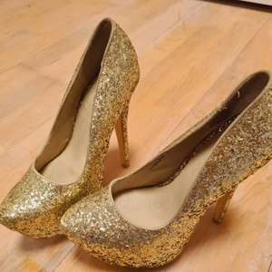 Glittriga Klackar - Fint skick storlek 38.