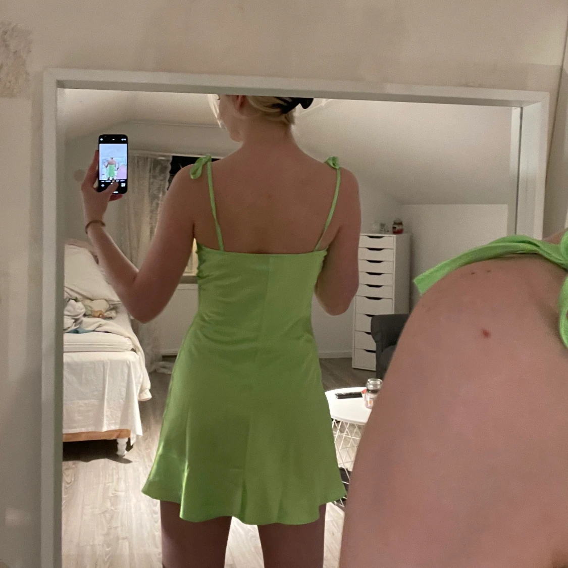 Limegrön klänning i silke  - 90