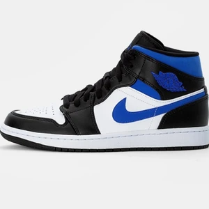 Söker jordans - Söker alla färger,i högre modellen. Stort + om du bor I Göteborg,Alingsås men inget krav.  Ska dom postat så väljer jag hur jag vill ha dom postade!!Stl 38/39. Max 3500kr gärna billigare 