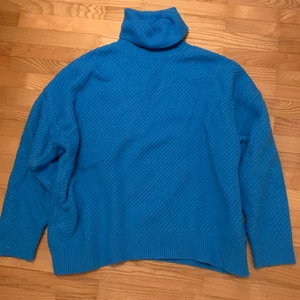 Stickad tröja - En oversized stickad tröja i storlek M från Lindex. Den har krage och är mysig:))