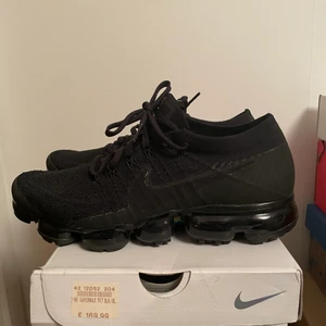 Vapormax flyknit 2.0 Triple Black - Använda ca 2ggr. Högsta bud i stockx ca 5500kr