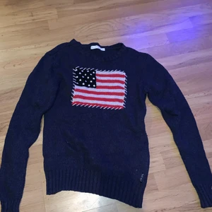 Stickad tröja från Nort Sails. Strl XL - Har stor utrednsning av kläder i samband med flytt! Har mest hängt i garderoben. Har katt :)