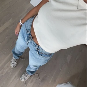 Zara jeans  - Hejj, säljer helt nya zara jeans, beställde dom över nätet och den passade inte riktigt så som jag ville att dom skulle, dessvärre är jag för lat för att skicka tillbaka dom så hör av er om ni skulle vilja köpa dem, som sagt helt nya prislapp o allt är kvar 💓 Det är modellen (Mid Waist straight). Säljer direkt för 350kr