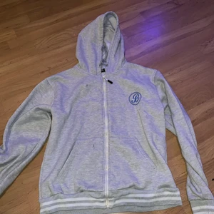 Luvjacka från Pogue. Storlek L - Har stor utrednsning av kläder i samband med flytt! Har mest hänt i garderoben. Har katt :)