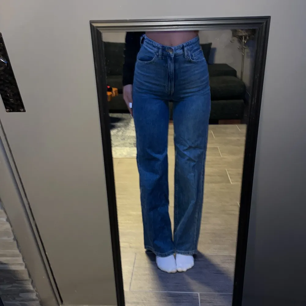 Säljer dessa high waisted jeans för 50kr i storlek 34 få jag inte använder dom längre. Köparen står för frakten💕. Jeans & Byxor.