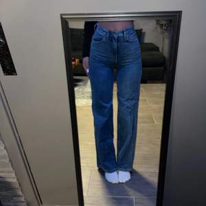 Säljer dessa high waisted jeans för 50kr i storlek 34 få jag inte använder dom längre. Köparen står för frakten💕