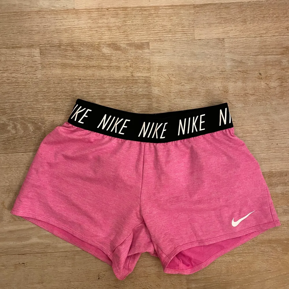 Ett par snygga Nike shorts i rosa färg❤️sitter skitbra och skönt när man tex är ute och springer 💪. Shorts.
