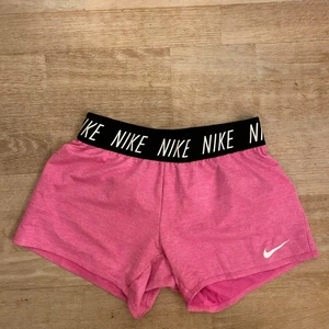 Nike shorts  - Ett par snygga Nike shorts i rosa färg❤️sitter skitbra och skönt när man tex är ute och springer 💪