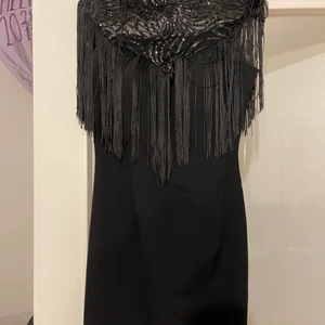 Svart klänning  - Helt ny festklänning. Linser framtill med lite glitter på framsidan av klänningen 