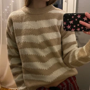 Stickad tröja  - Jättefin och mysig stickad tröja från mango! Storlek M men sitter snyggt, lite oversize på mig som är en XS